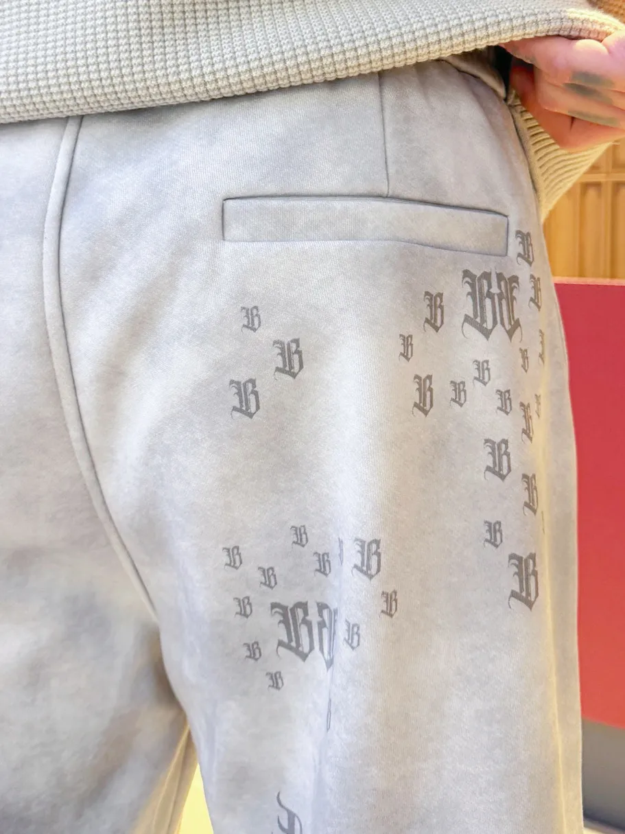 Balenciaga 🆕2026 Autumn and Winter New Arrival trousers and casual pants🎁 are on sale simultaneously on the official website. Brand Classic LOGO casual pants, customized fabrics, excellent comfort and strong touch. Highly recognisable, perfect appearance and craftsmanship. Size:M-3XL